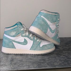 Jordan 1 Retro High OG turbo green/sail white; 7Y